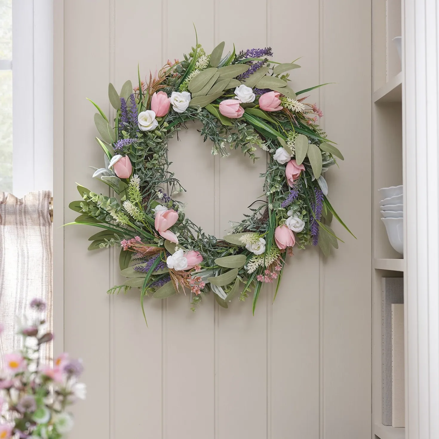 Batteriebetriebener LED-Tulpenkranz 55cm mit Lavendel & Rosen