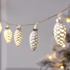 Beleuchteter Weihnachtskranz mit TruGlow® Kerzen, Tannenzapfen und weißen Beeren
