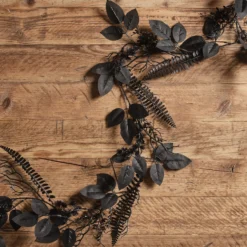 Beleuchtetes Halloween-Set: Schwarzer Blätter-Kranz & Girlande