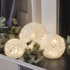 15 cm große LED-Glaskugel mit Timer aus Konfetti-Glas