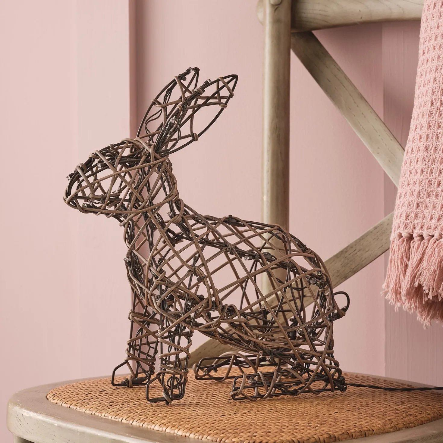 33cm Hase aus Rattan Batteriebetrieb