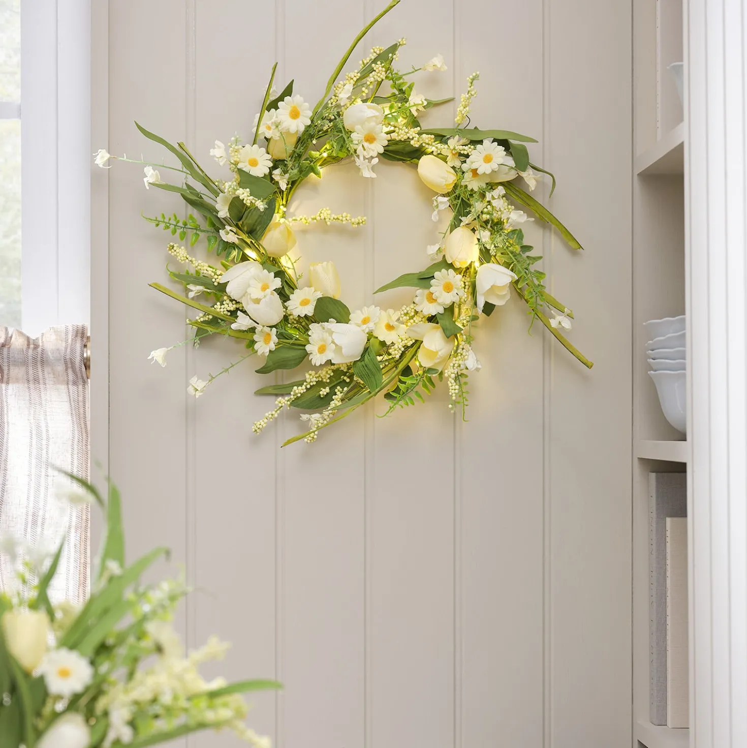 45cm LED‑Frühlingskranz mit Tulpen & Gänseblümchen in Gelb