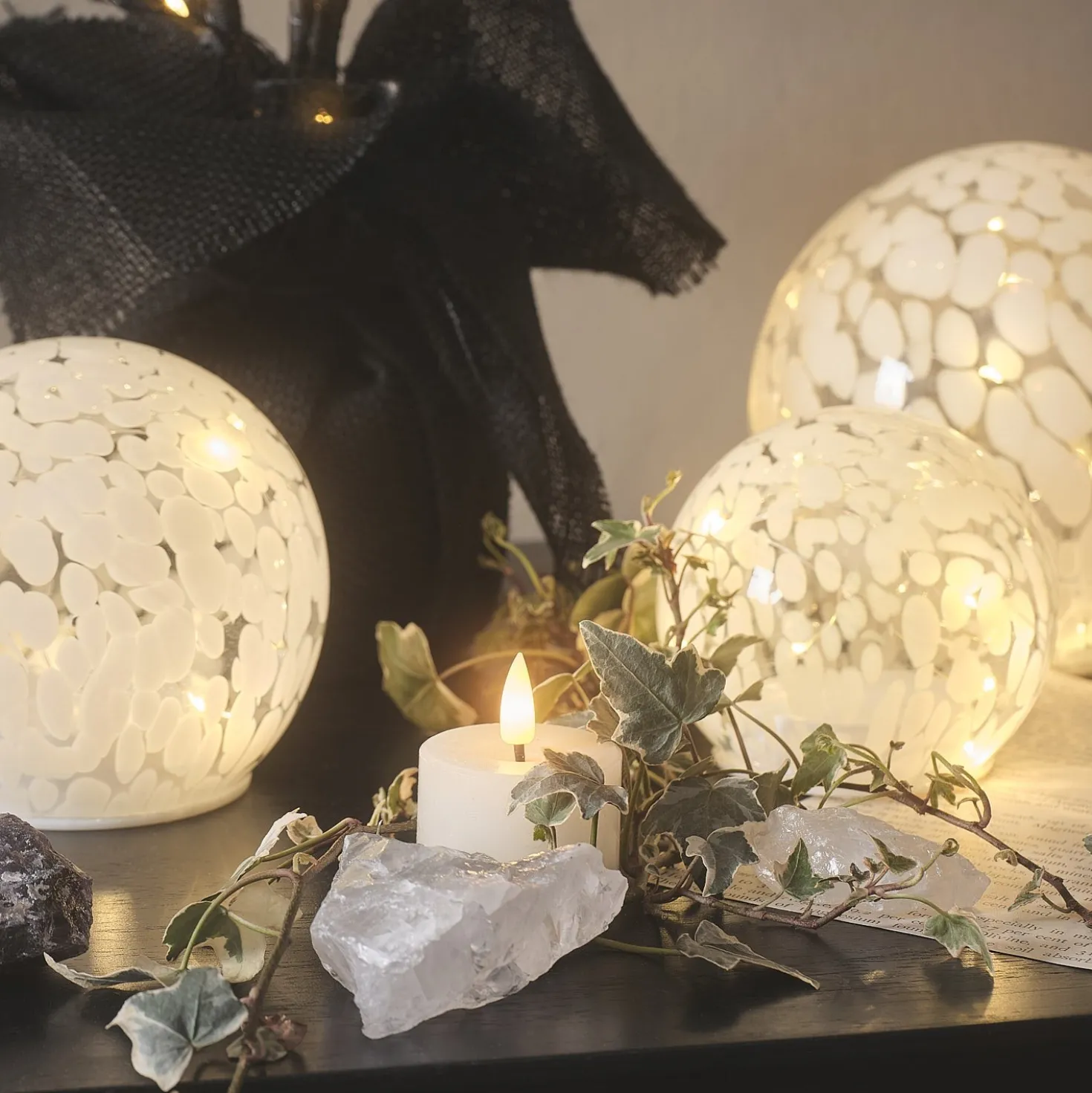 10 cm LED-Glaskugel mit Timer aus Konfettiglas