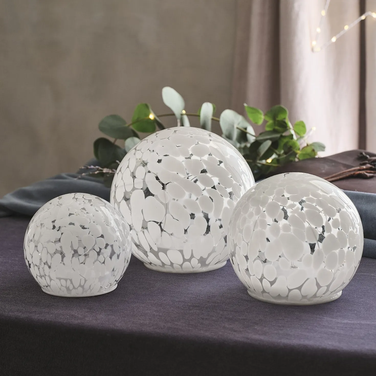 10 cm LED-Glaskugel mit Timer aus Konfettiglas