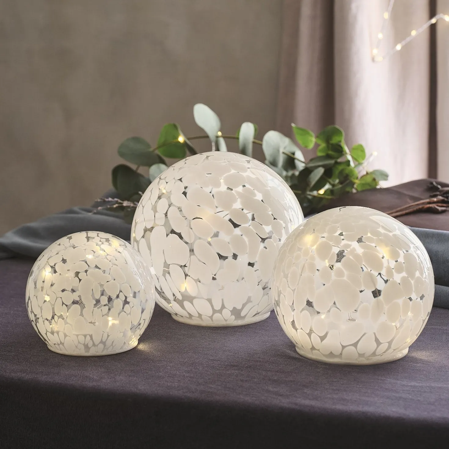 10 cm LED-Glaskugel mit Timer aus Konfettiglas