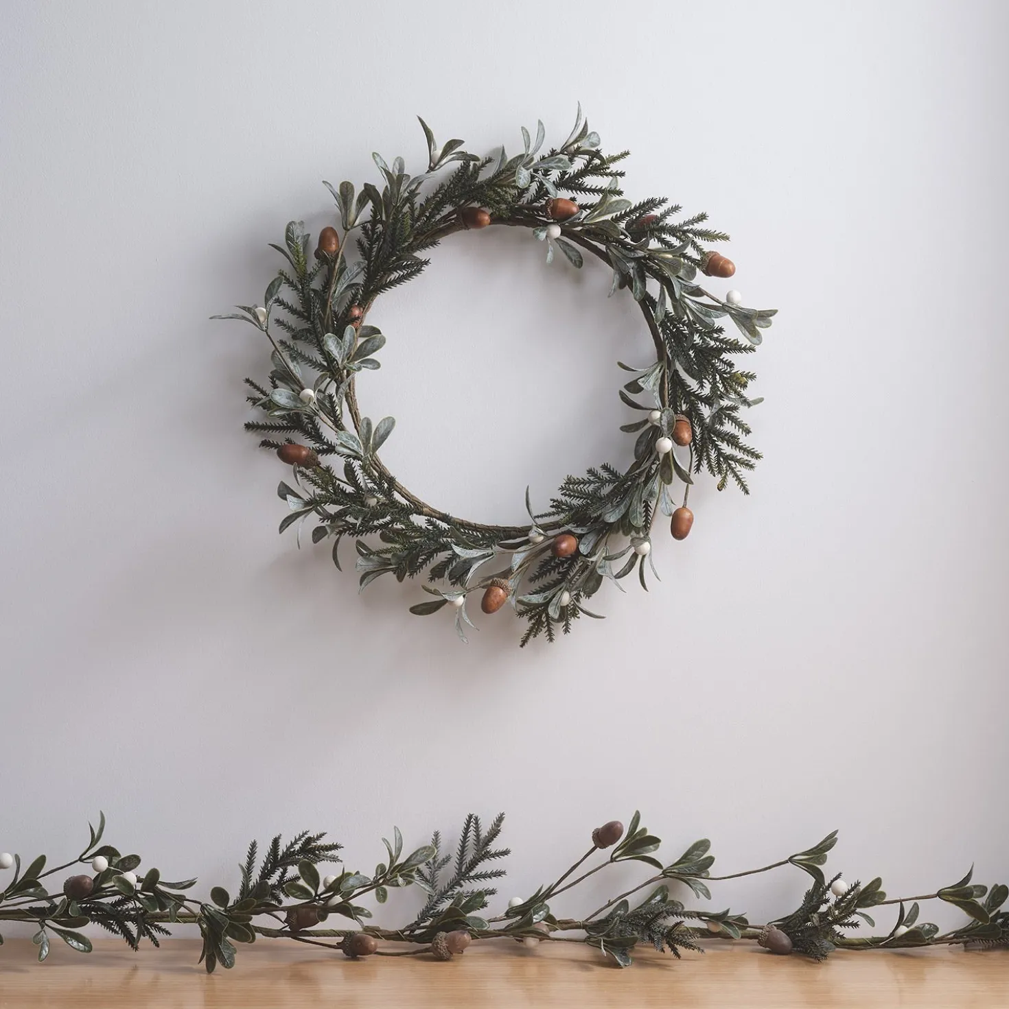 40cm Weihnachtskranz Eicheln und weiße Beeren