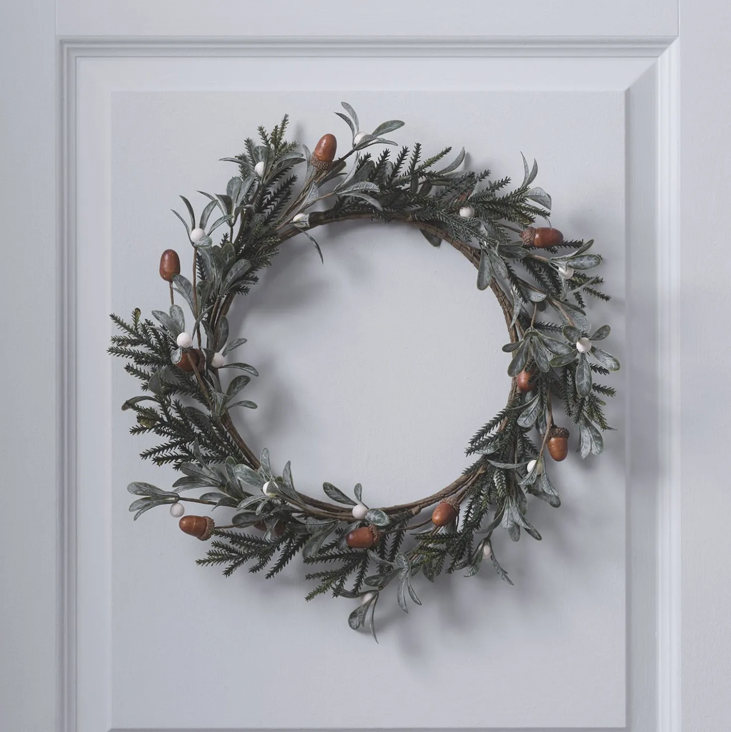 40cm Weihnachtskranz Eicheln und weiße Beeren
