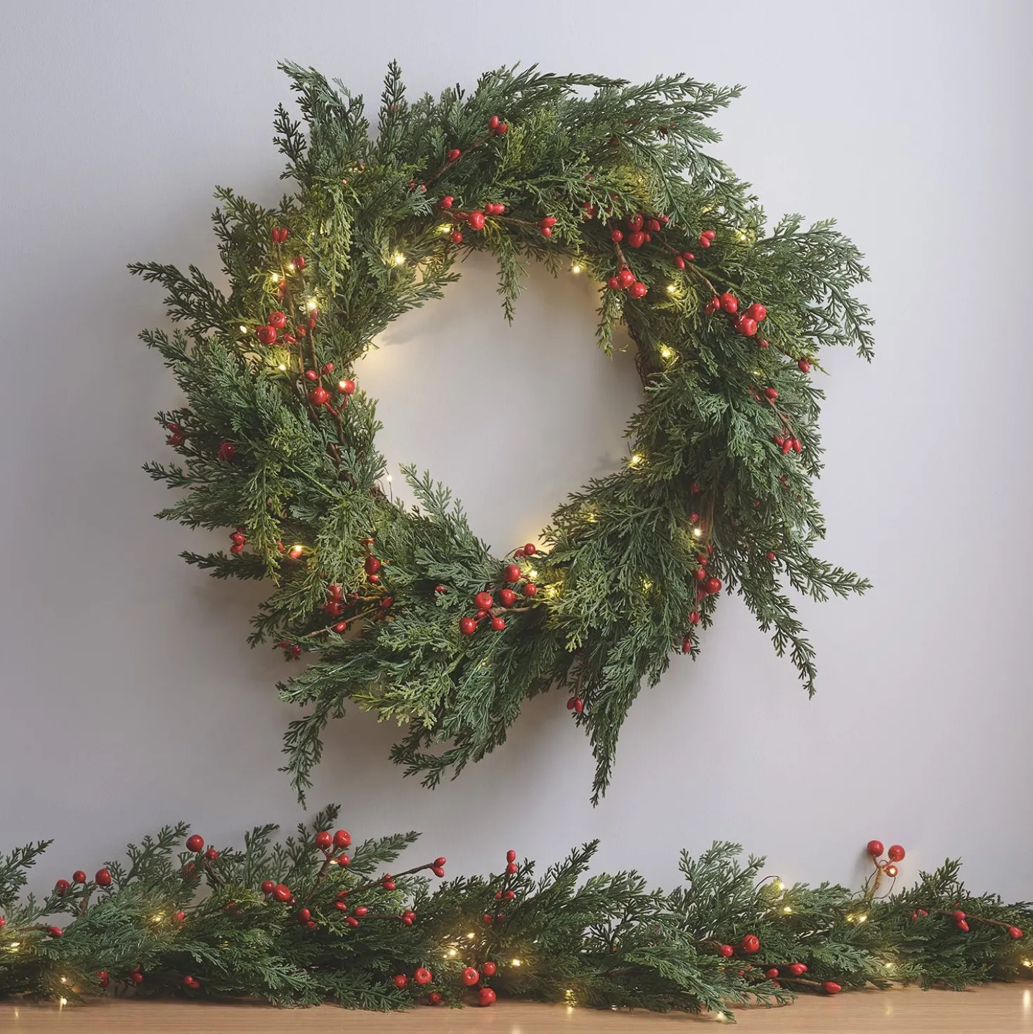 45cm Weihnachtskranz rote Beeren mit Beleuchtung