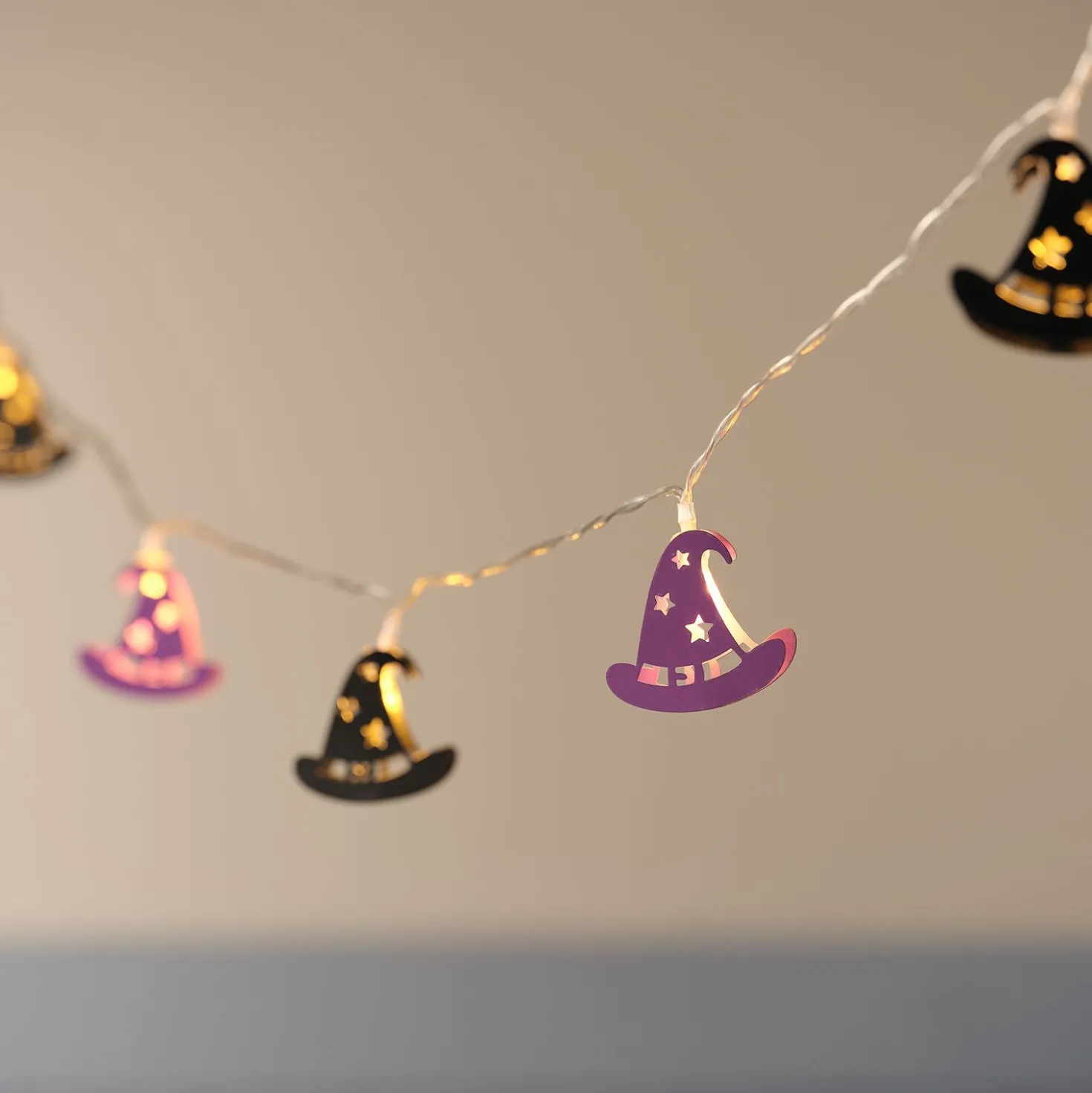 10er Halloween LED-Lichterkette mit Hexenhüten in Lila & Schwarz