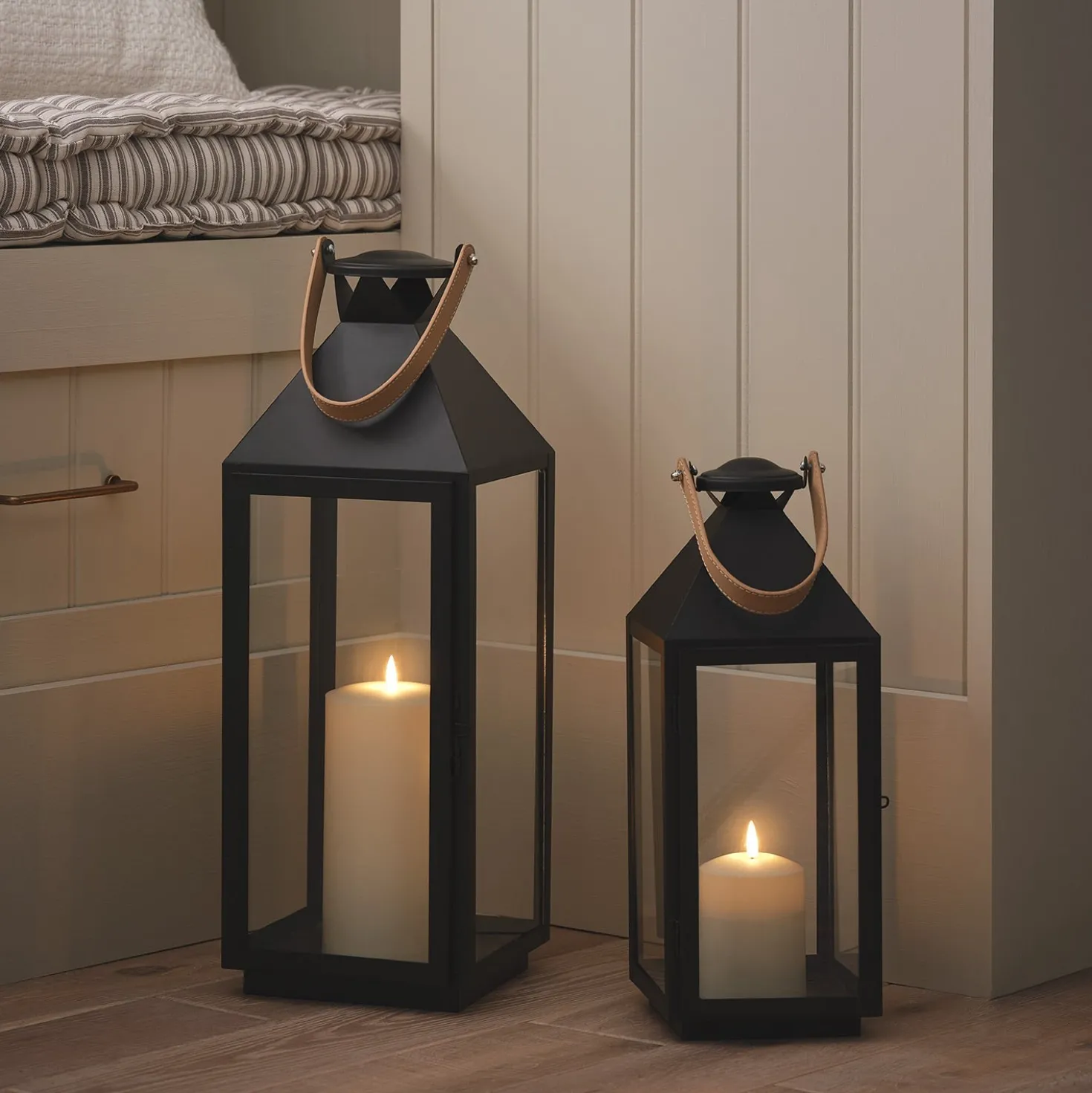2er Set Brixham TruGlow® LED-Laternen aus Metall mit Griffen in Lederoptik
