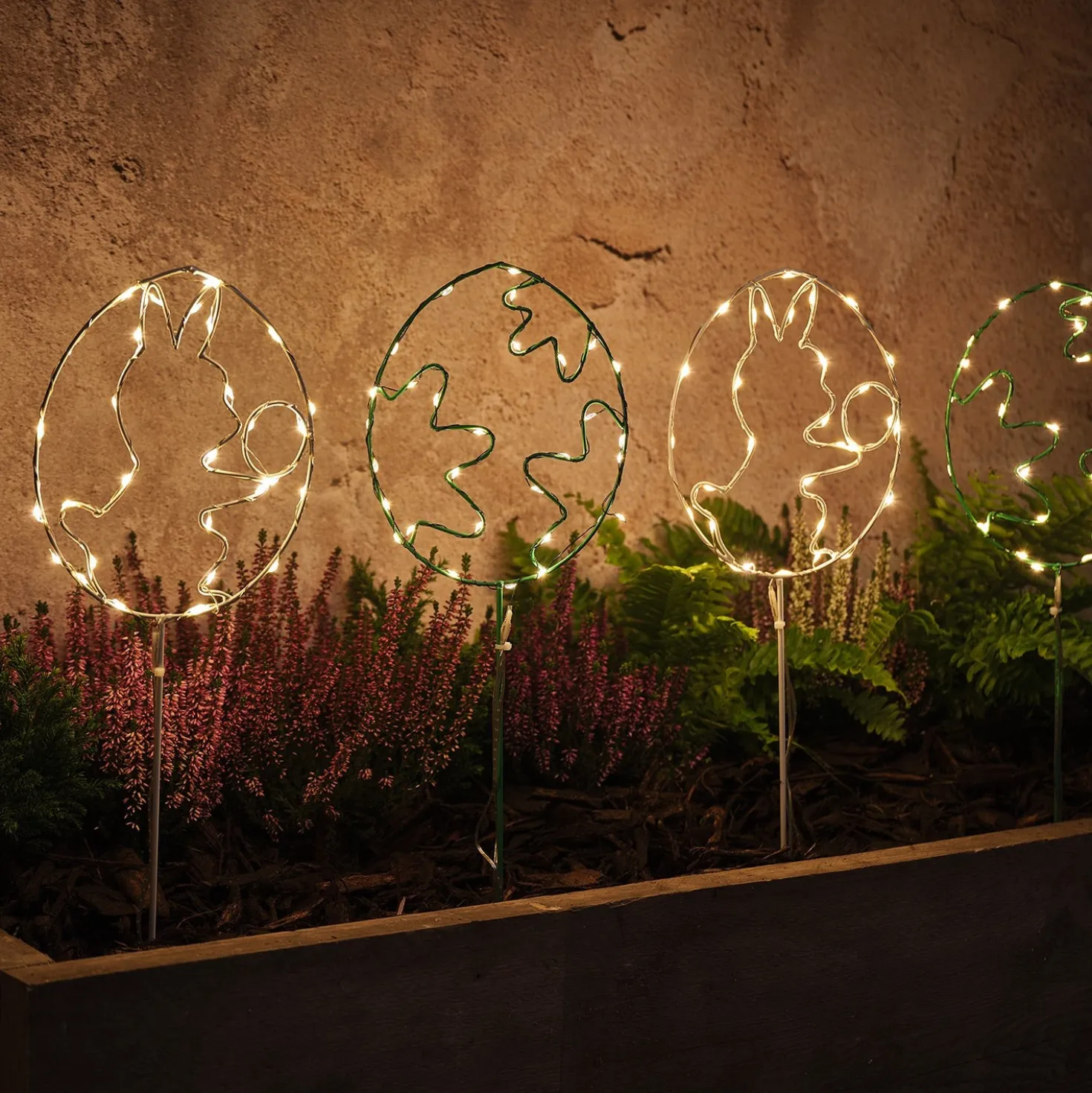 4er Set LED-Osterei-Gartenstecker mit Mikro-Lichtern in Grün & Weiß