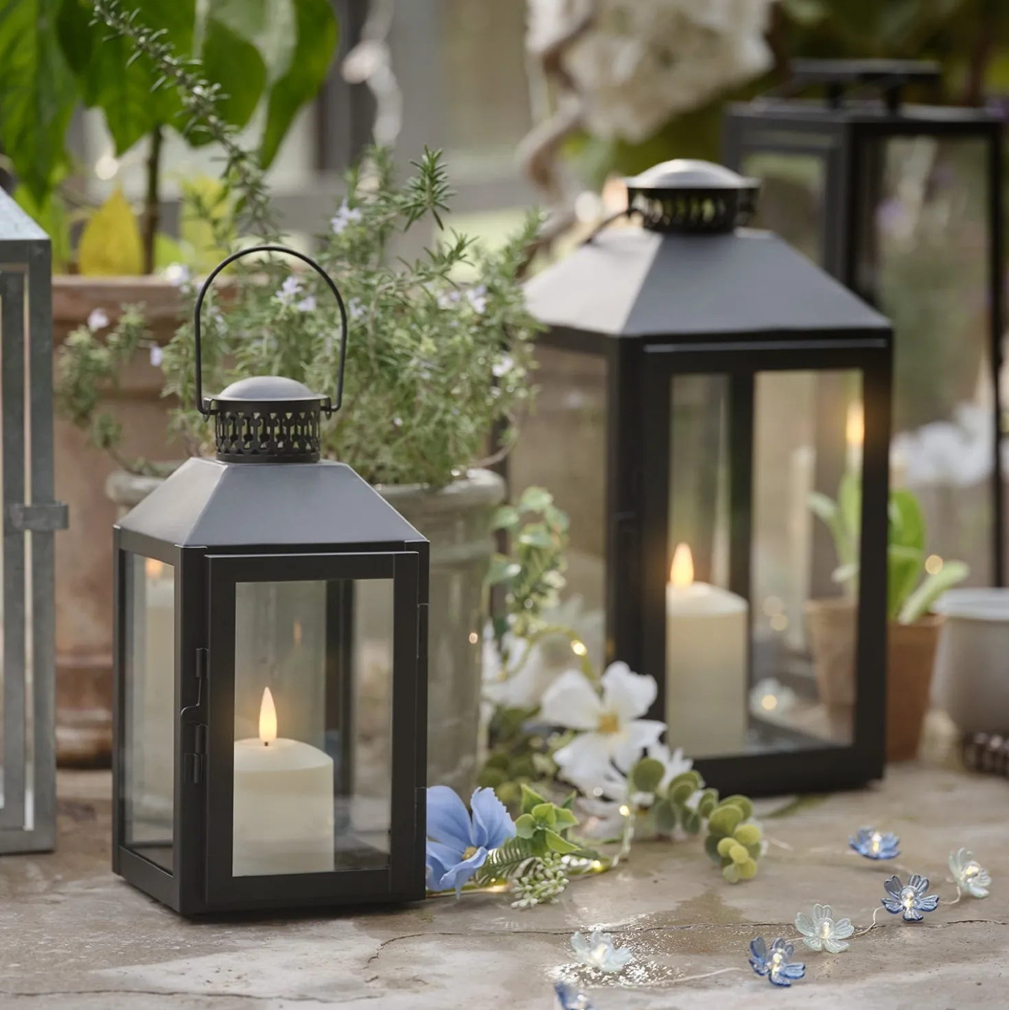 2er Set Metall-Laternen mit TruGlow® LED-Kerzen, Fernbedienung & Timer