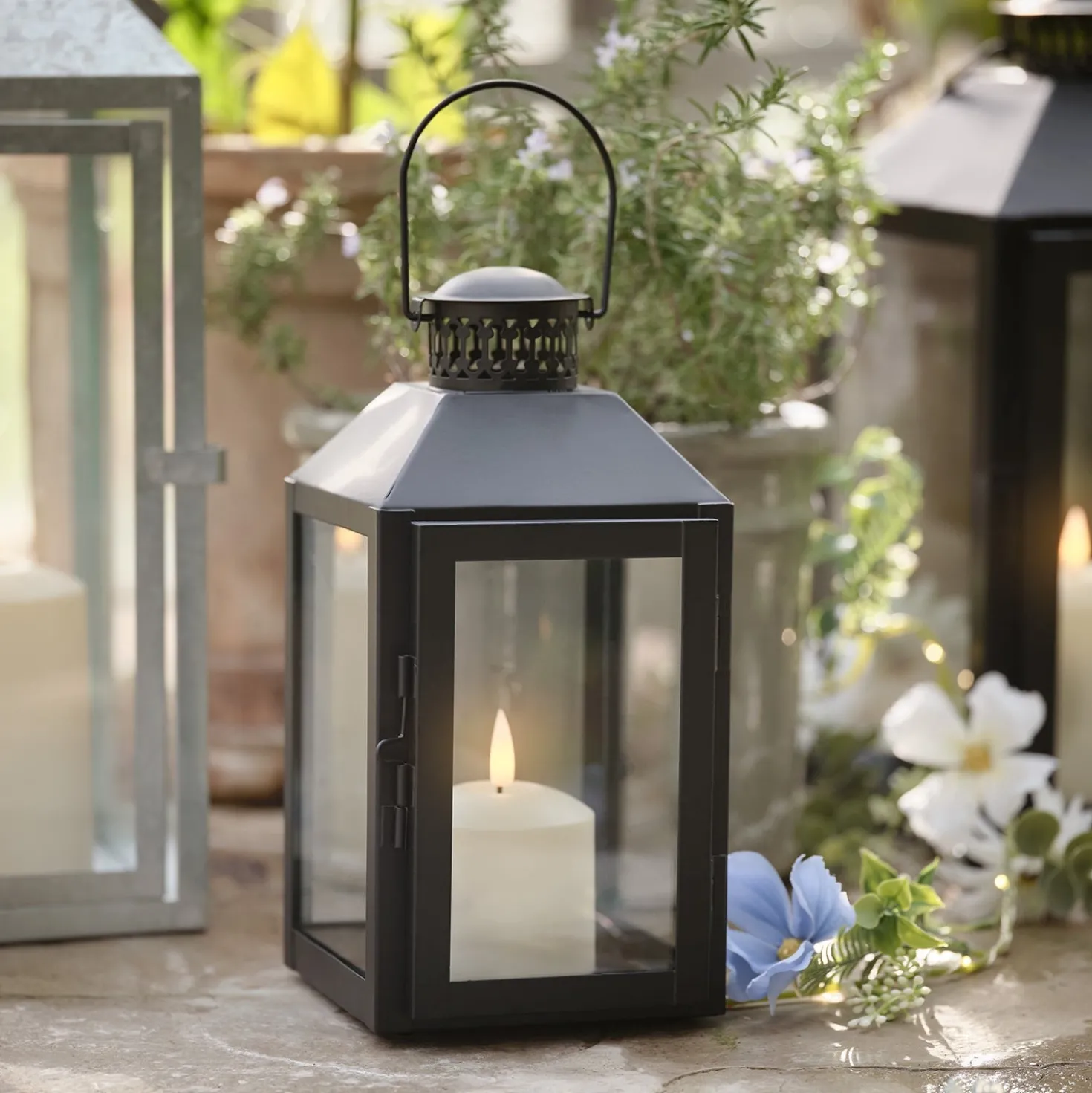 2er Set Metall-Laternen mit TruGlow® LED-Kerzen, Fernbedienung & Timer