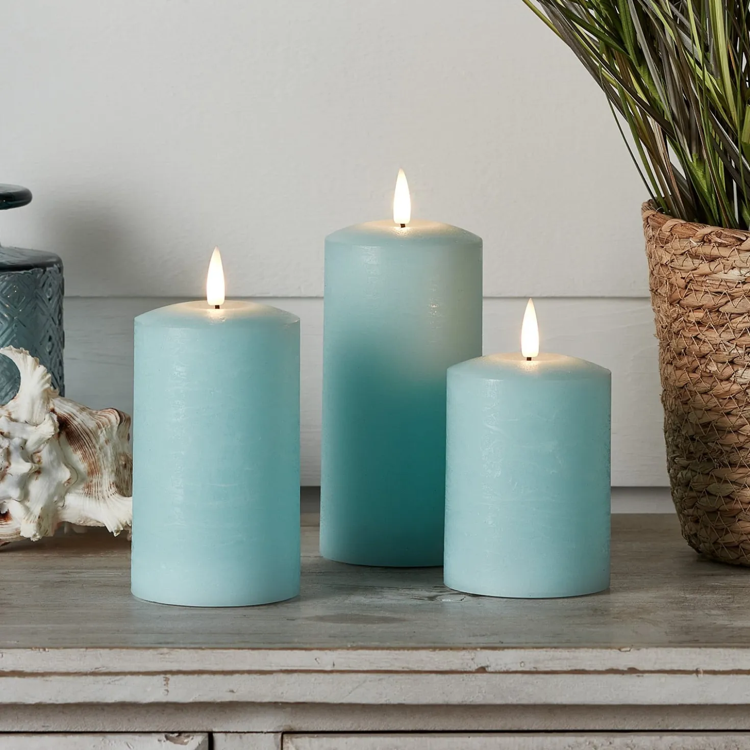 3er Set Rustikale hellblaue TruGlow® LED-Kerzen aus Echtwachs mit Fernbedienung