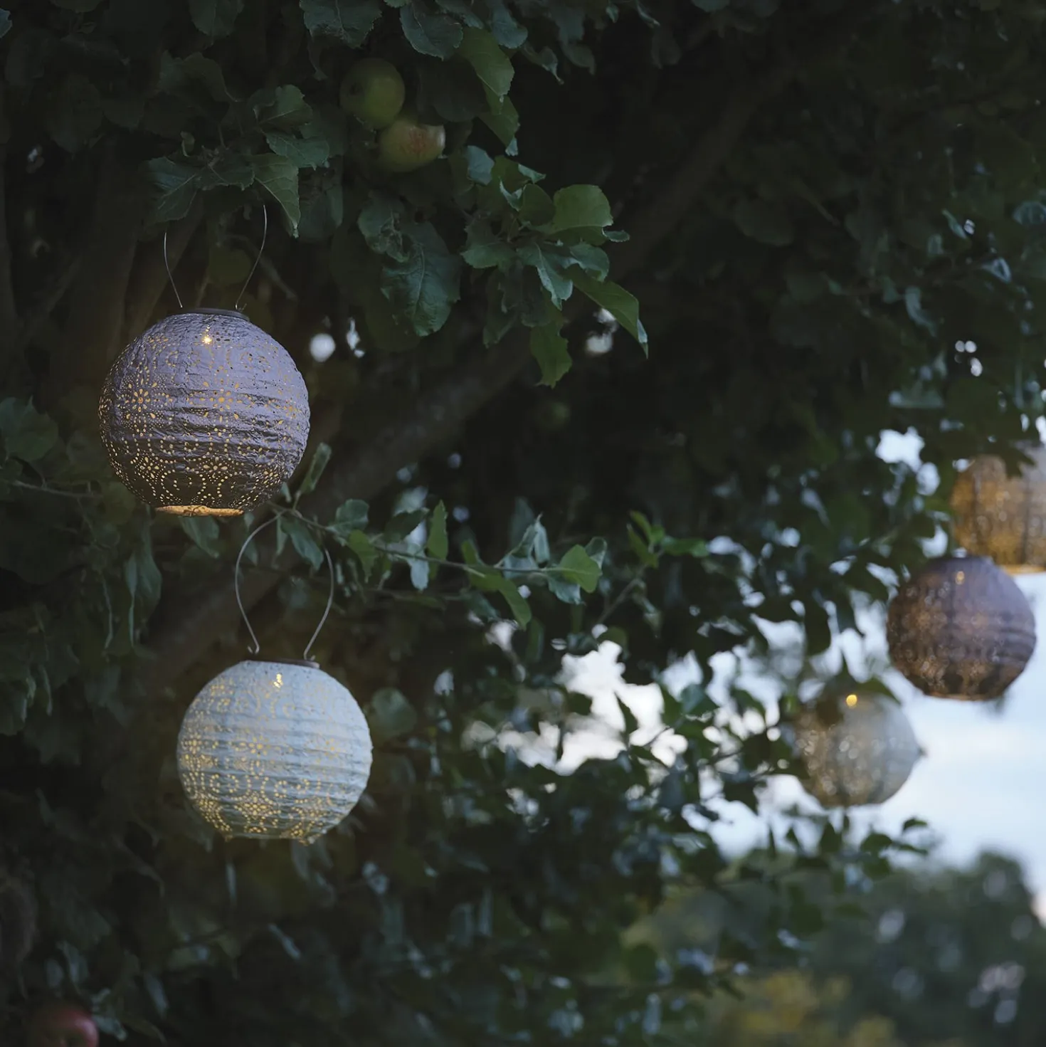 3er Set Scandi Tyvek Solar-Lampions in Flieder, Blau & Cremeweiß