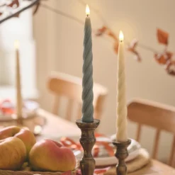 4er Set TruGlow® gedrehte LED-Stabkerzen mit Fernbedienung in Creme & Dunkelgrün