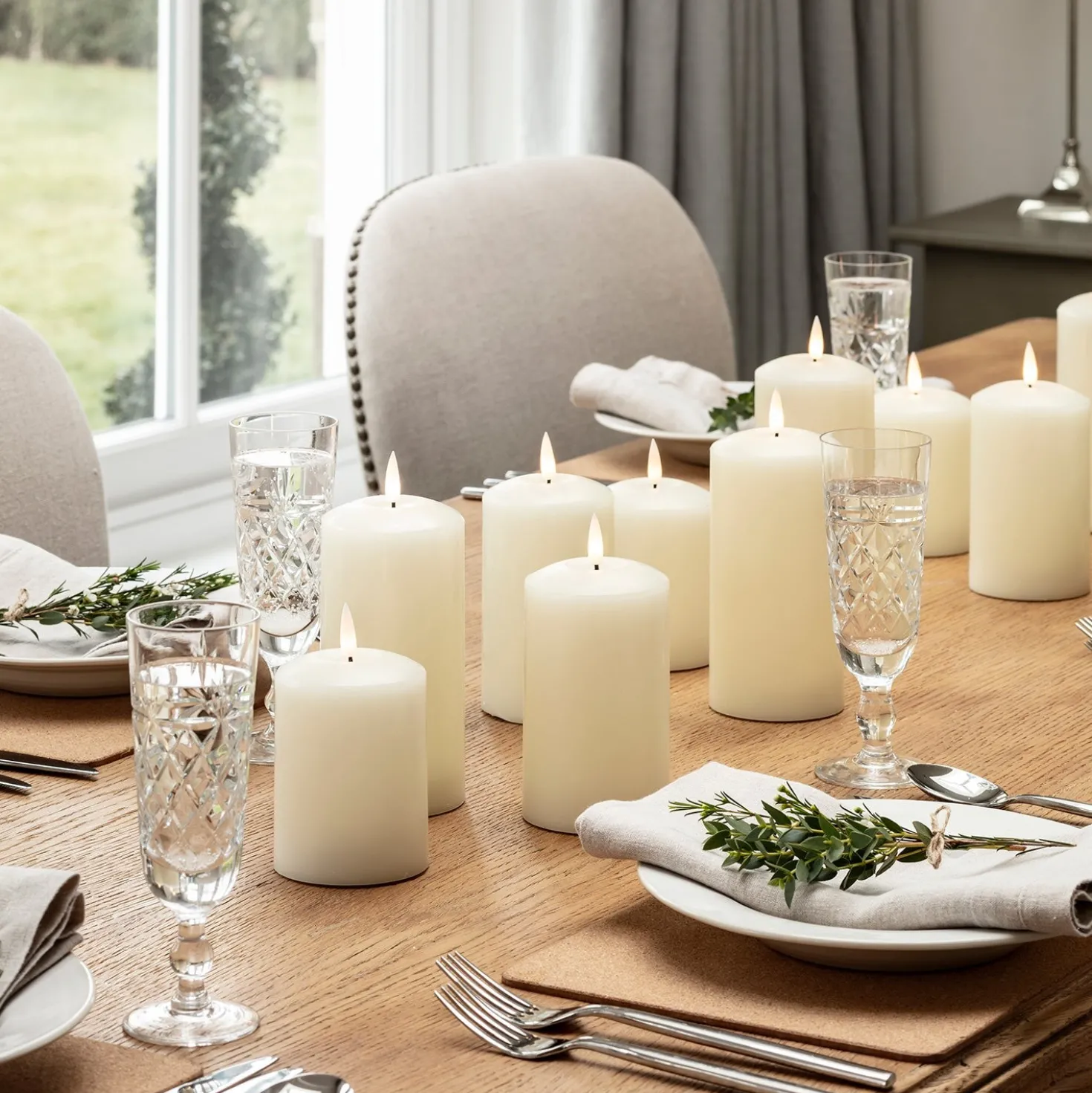 12er Set TruGlow® LED Stumpenkerzen Echtwachs elfenbeinfarben