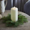 2er Set TruGlow® Stumpenkerzen inkl. Kerzenkränze mit roten Beeren
