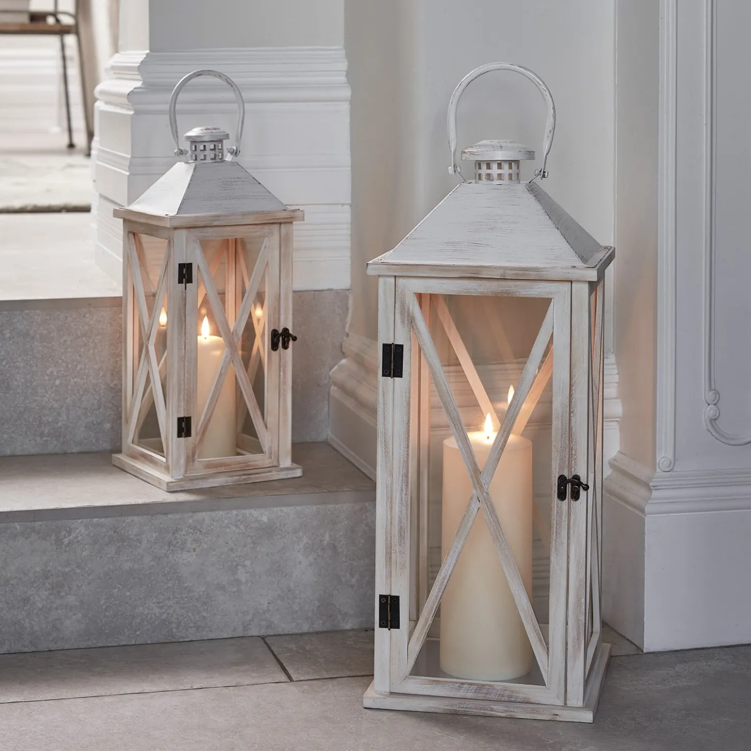 Folkestone große Holzlaterne weiß mit TruGlow® LED Kerze mit Fernbedienung