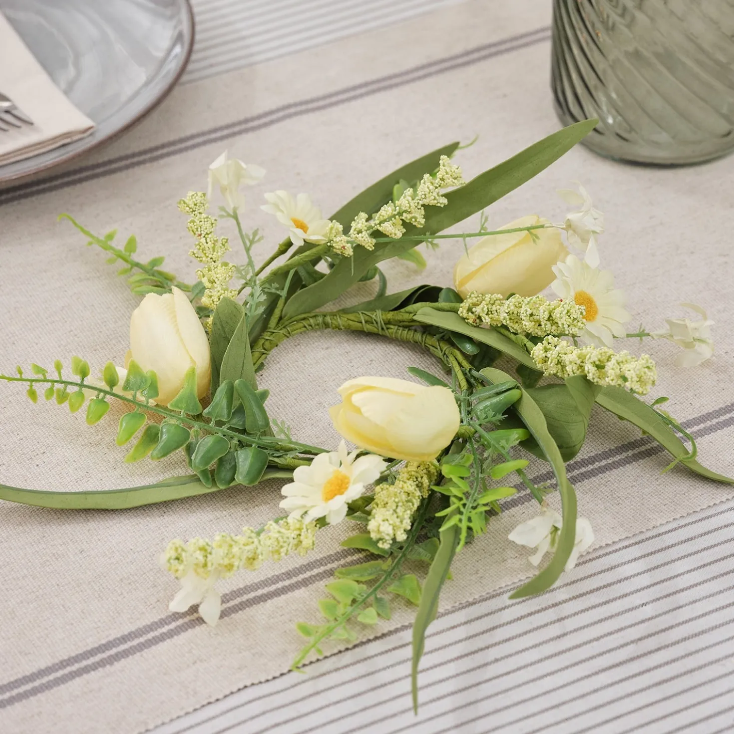 Frühlings-Kerzenring mit Tulpen & Gänseblümchen inkl. 15 cm TruGlow® LED-Kerze