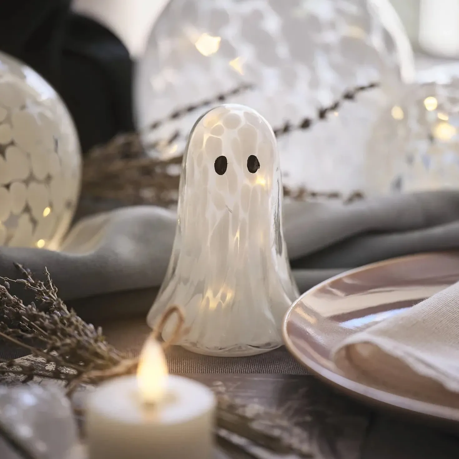 Gertie LED-Halloween-Geist-Deko aus Konfettiglas - klein