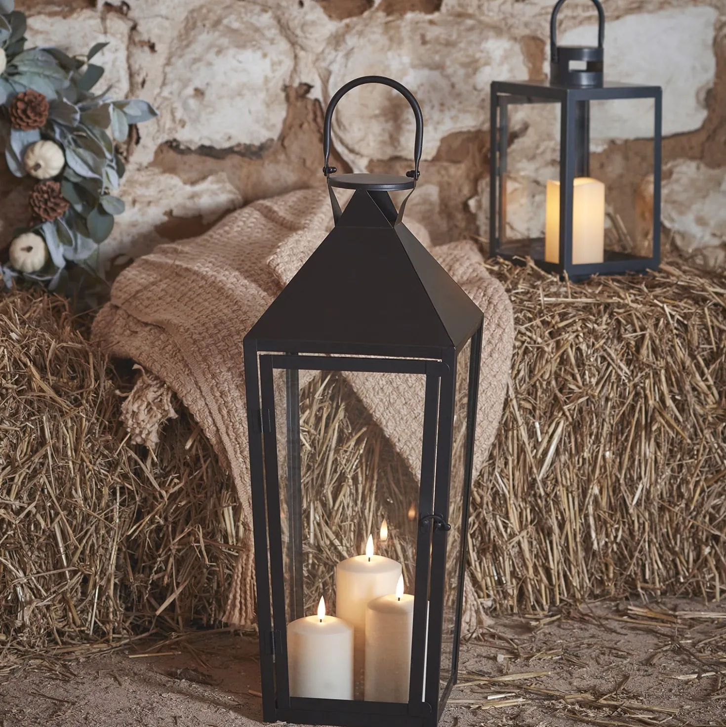 Große Cairns Metall Laterne in Schwarz mit 3 TruGlow® Outdoor Kerzen