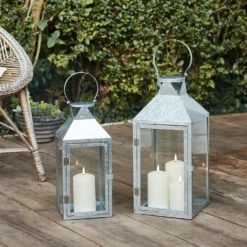 Große Hayle Outdoor Laterne aus verzinktem Stahl mit 3 TruGlow® Outdoor Kerzen
