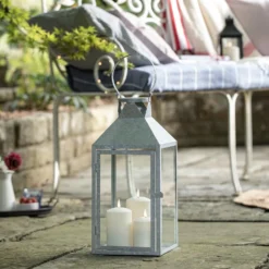 Große Hayle Outdoor Laterne aus verzinktem Stahl mit 3 TruGlow® Outdoor Kerzen