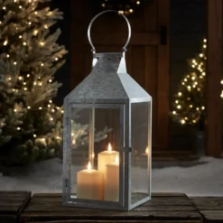 Große Hayle Outdoor Laterne aus verzinktem Stahl mit 3 TruGlow® Outdoor Kerzen