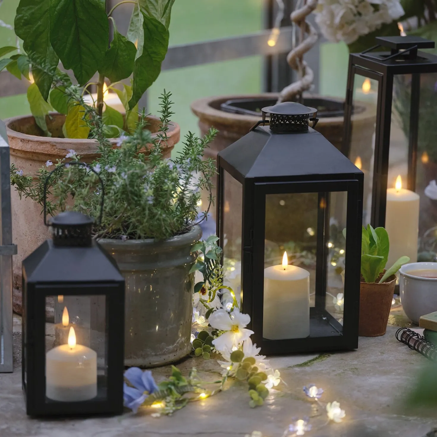 Große schwarze "Seaton" Laterne mit TruGlow® LED-Kerze
