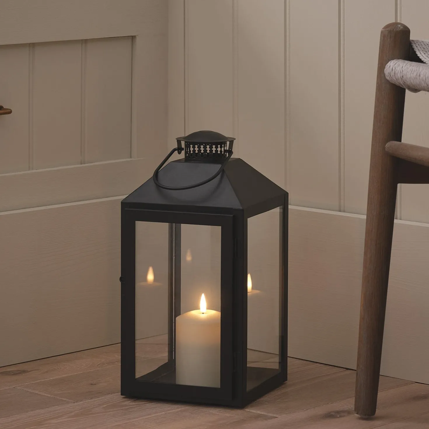 Große schwarze "Seaton" Laterne mit TruGlow® LED-Kerze