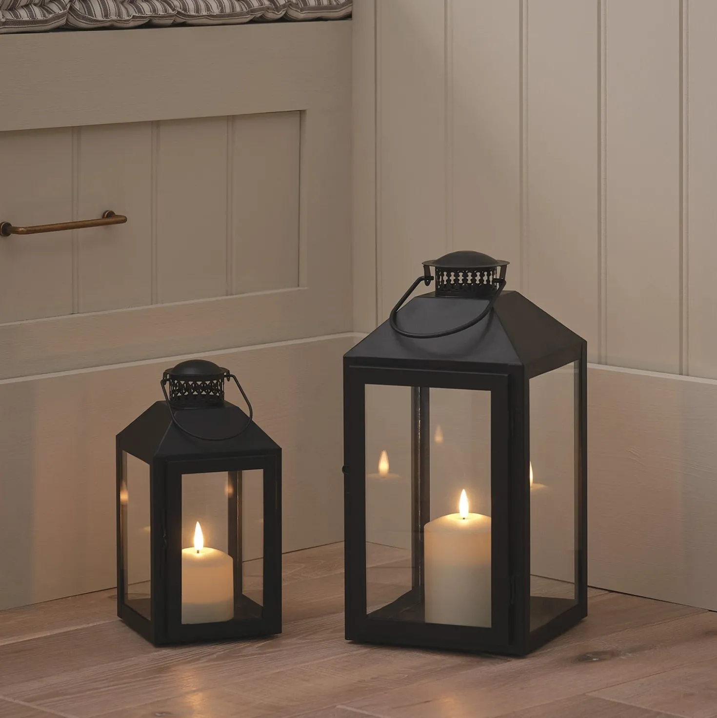 Große schwarze "Seaton" Laterne mit TruGlow® LED-Kerze