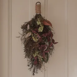 Herbst- und Winterzweig mit Beleuchtung