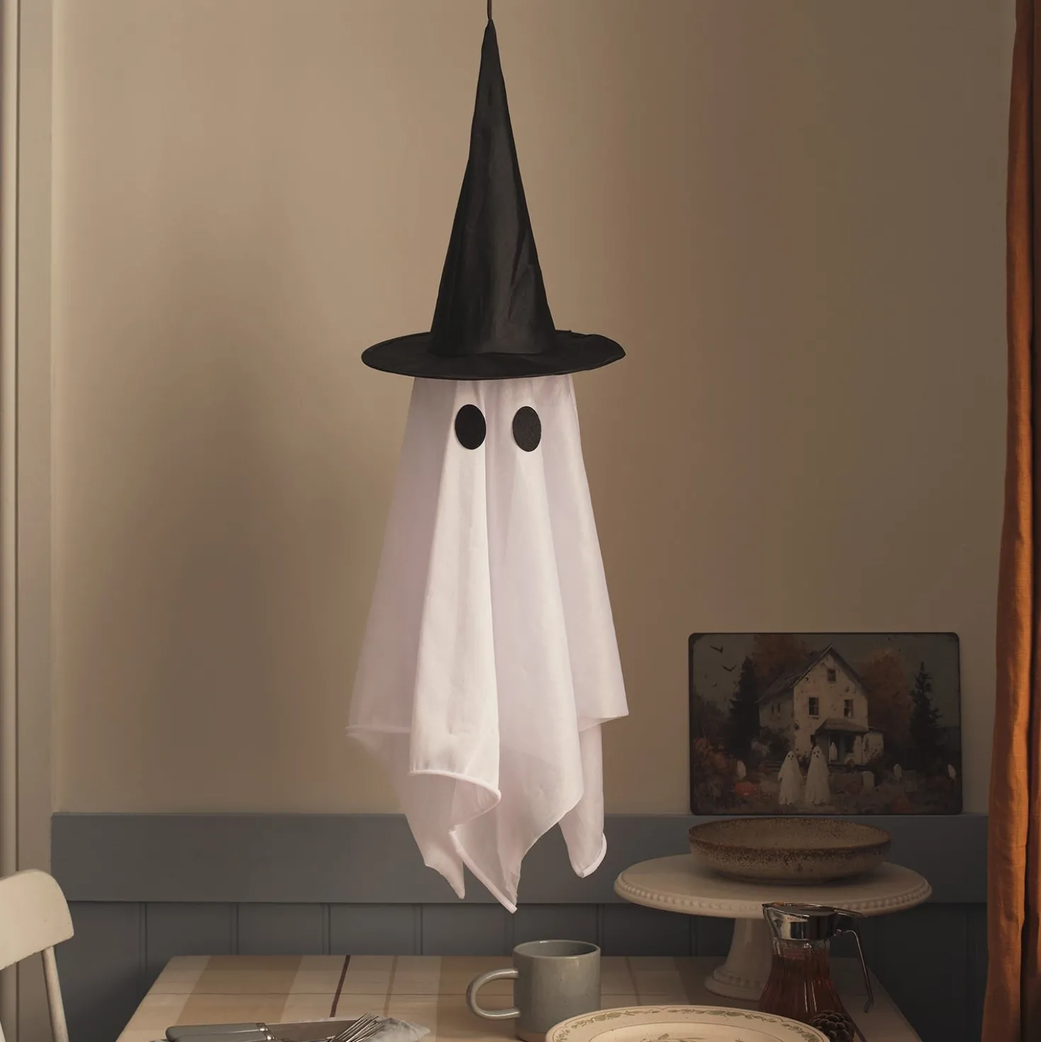 Hängender LED-Geist Winnie mit Hexenhut