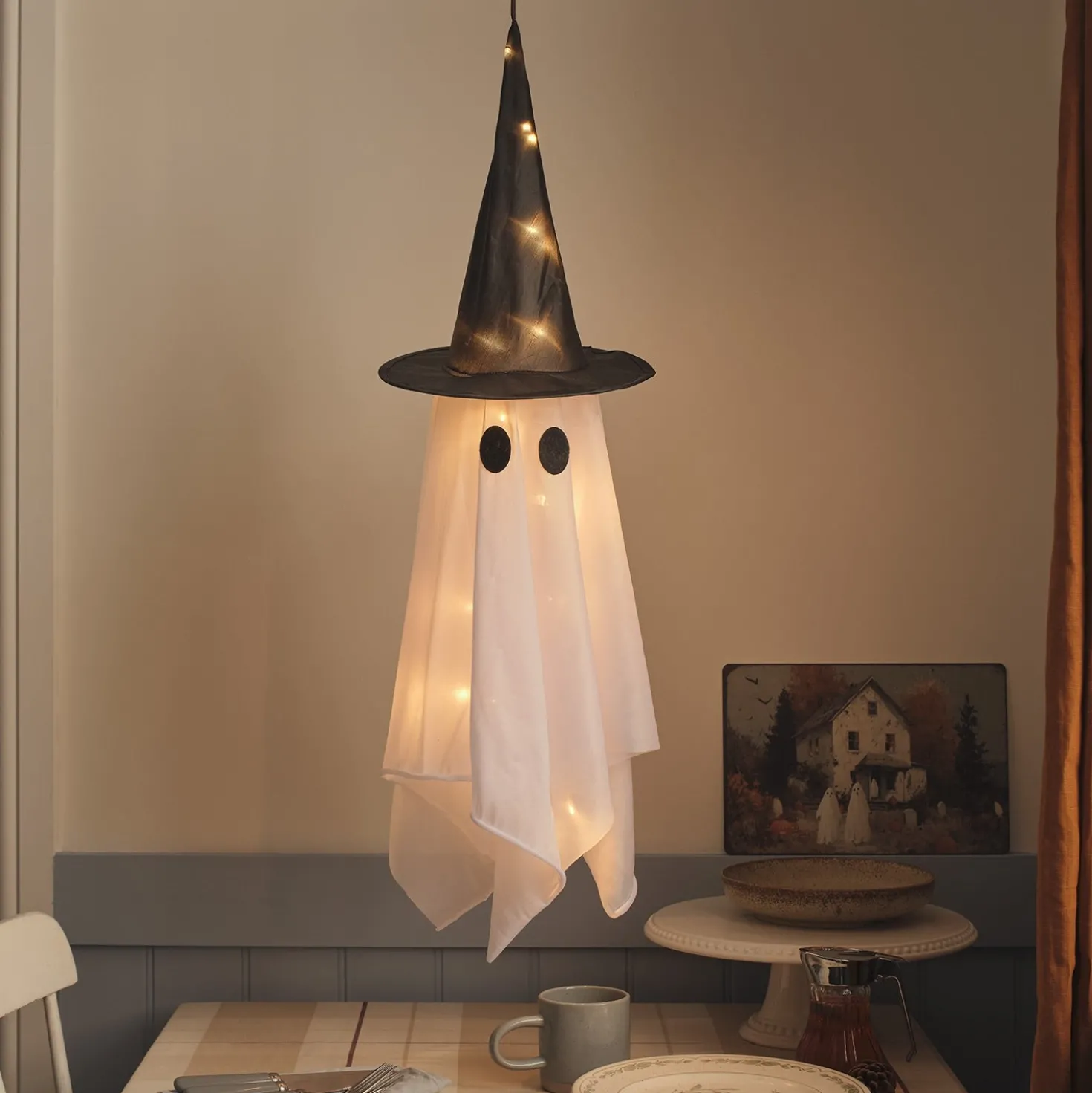 Hängender LED-Geist Winnie mit Hexenhut