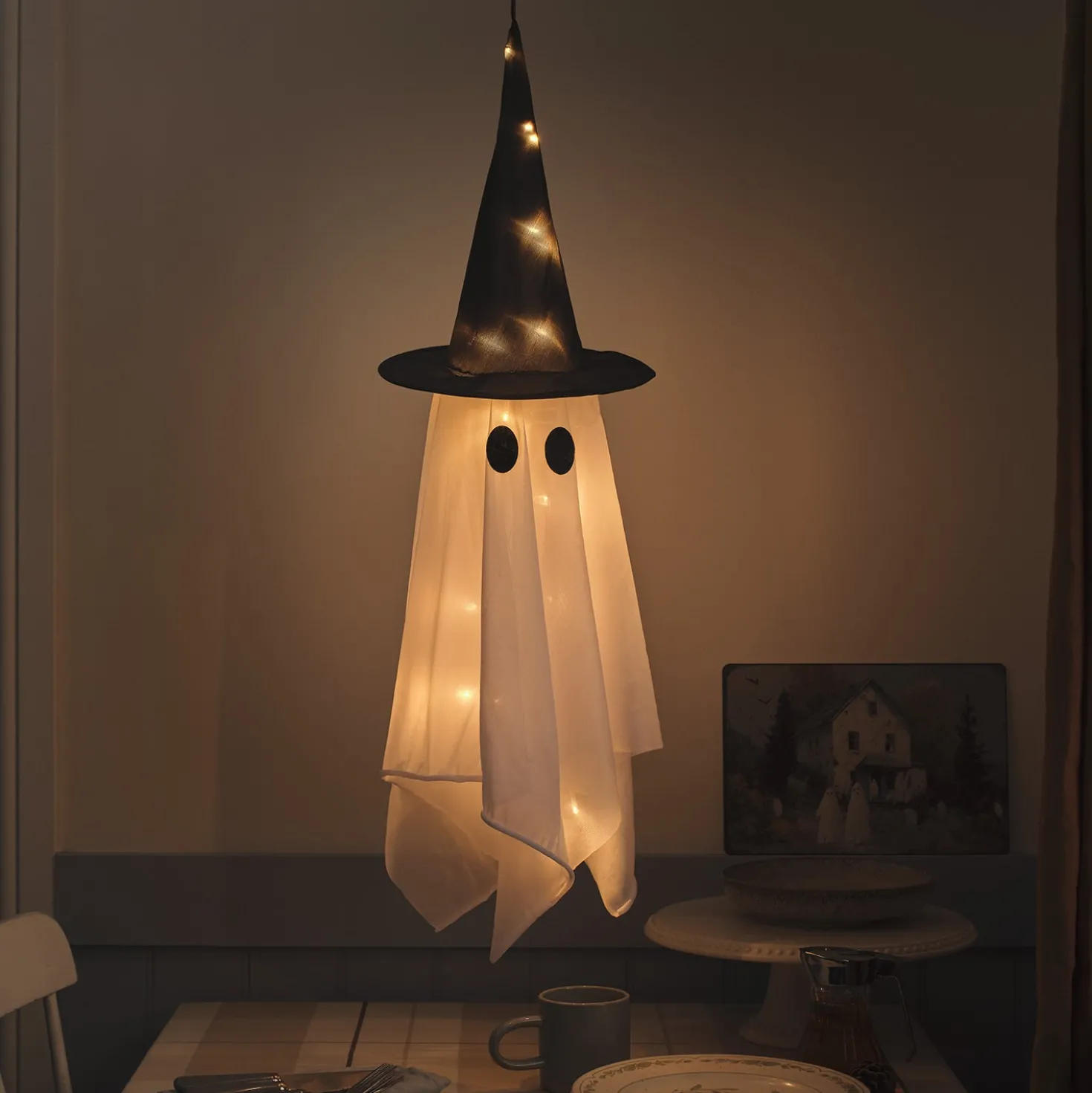 Hängender LED-Geist Winnie mit Hexenhut