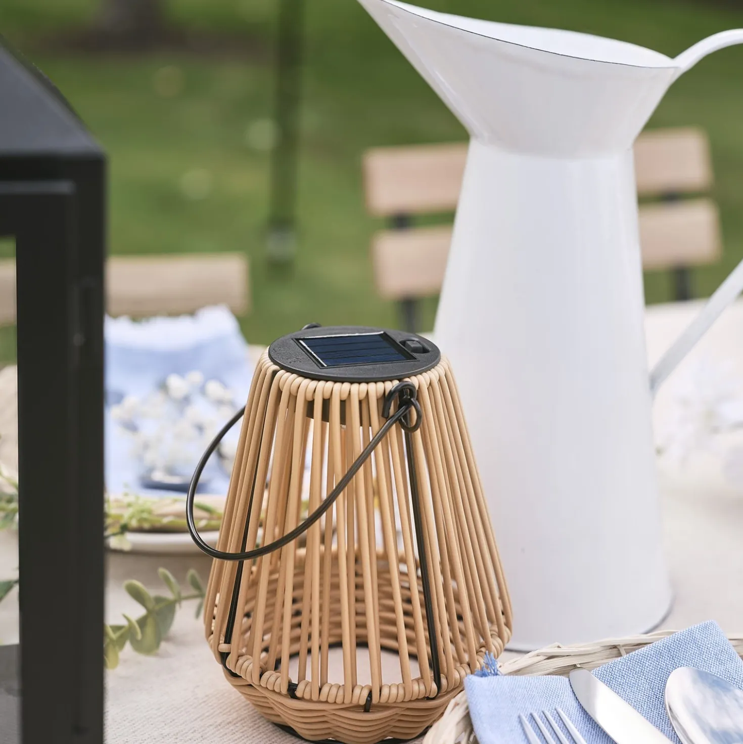 Hygge Solar-Laterne in Rattanoptik mit warmweißer LED