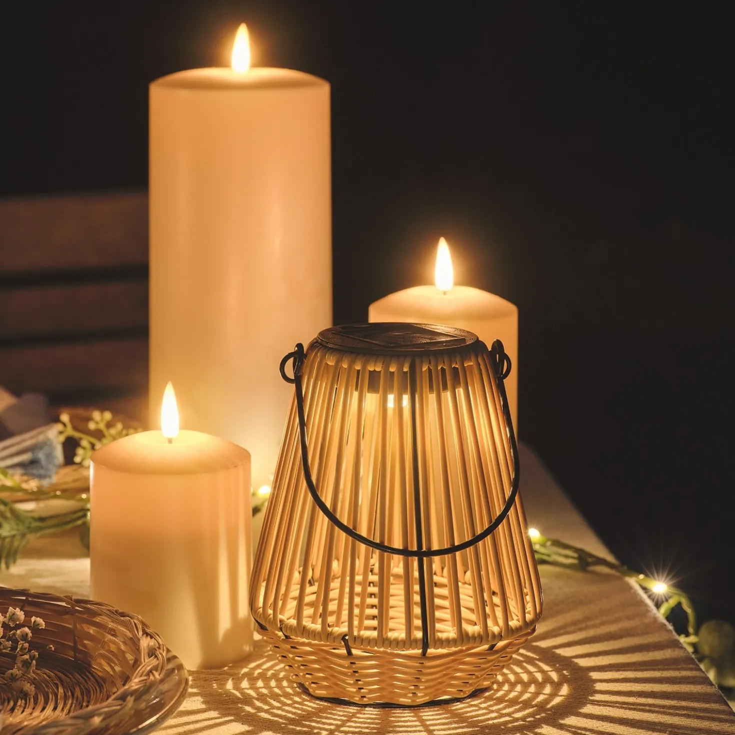 Hygge Solar-Laterne in Rattanoptik mit warmweißer LED