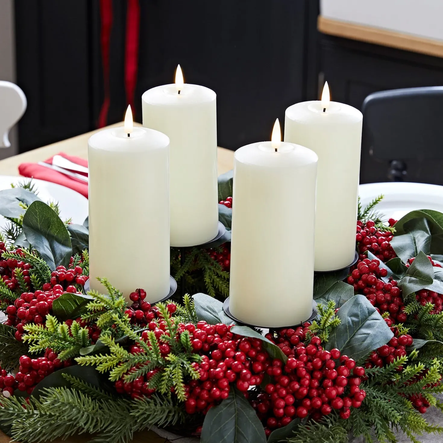 Kerzenständer Tischdeko mit 4 elfenbeinfarbenen TruGlow® LED Stumpenkerzen Echtwachs