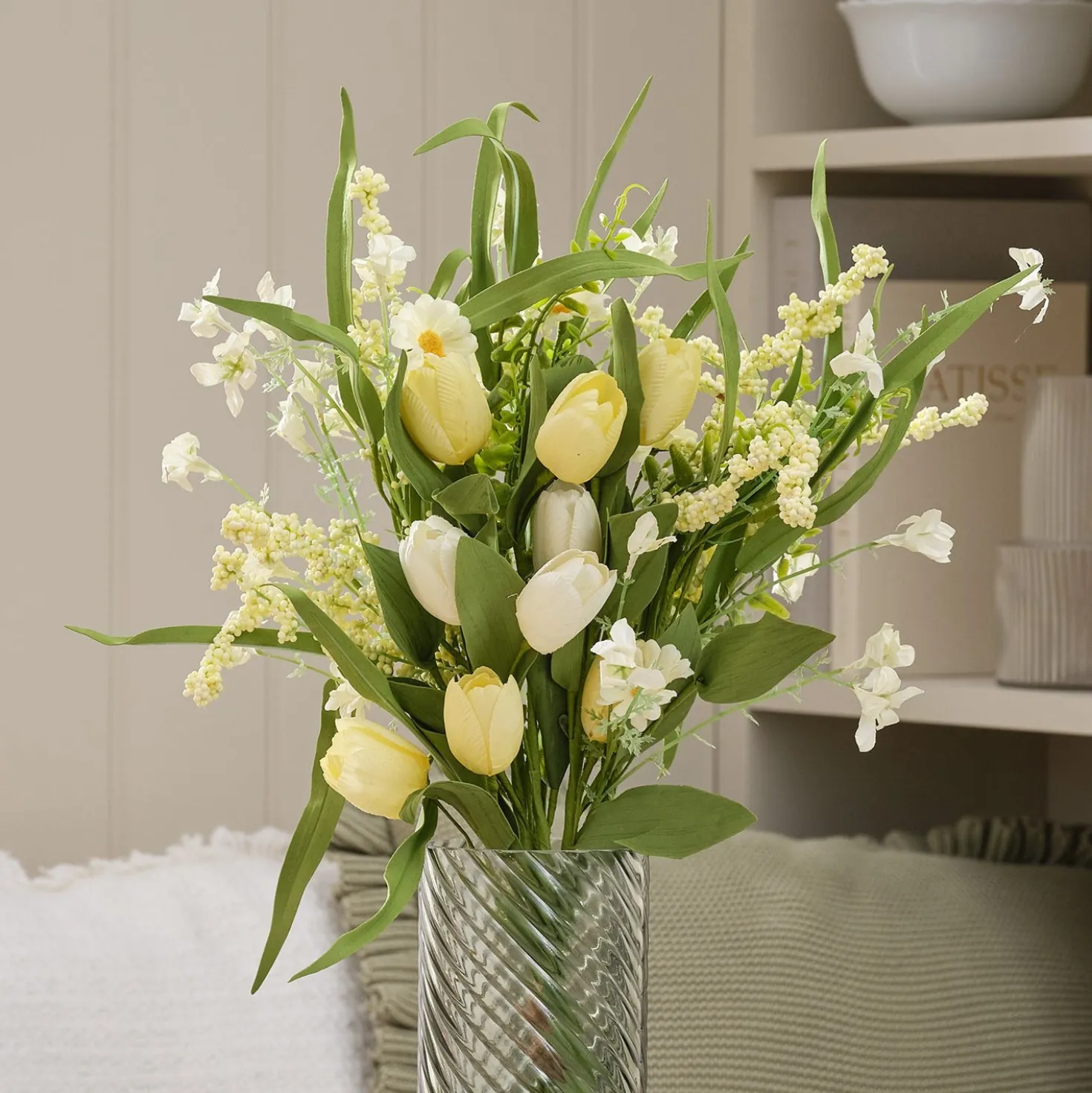 Künstlicher Frühlingsstrauß mit Tulpen & Gänseblümchen buttergelb, 60 cm