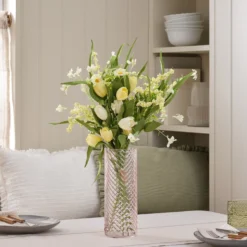 Künstlicher Tulpenstrauß mit Vase im Set in Buttergelb & Blush Pink