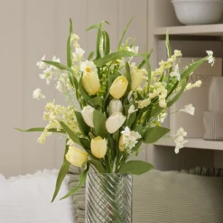 Künstlicher Tulpenstrauß mit Vase und Gänseblümchen in Buttergelb & Salbeigrün