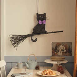 LED-Halloween-Katze auf Besen mit Timer für den Außenbereich