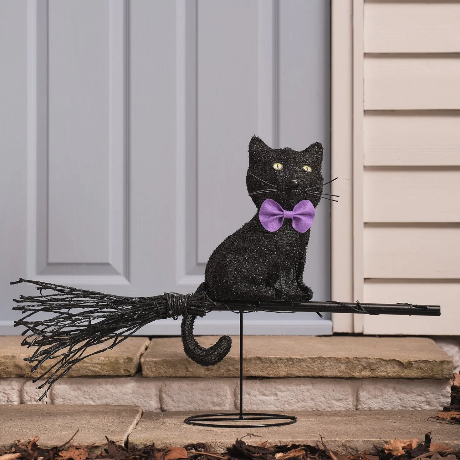 LED-Halloween-Katze auf Besen mit Timer für den Außenbereich