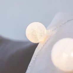 Lichterkette mit 20 warmweißen LED-Lampen in Baumwollkugeln