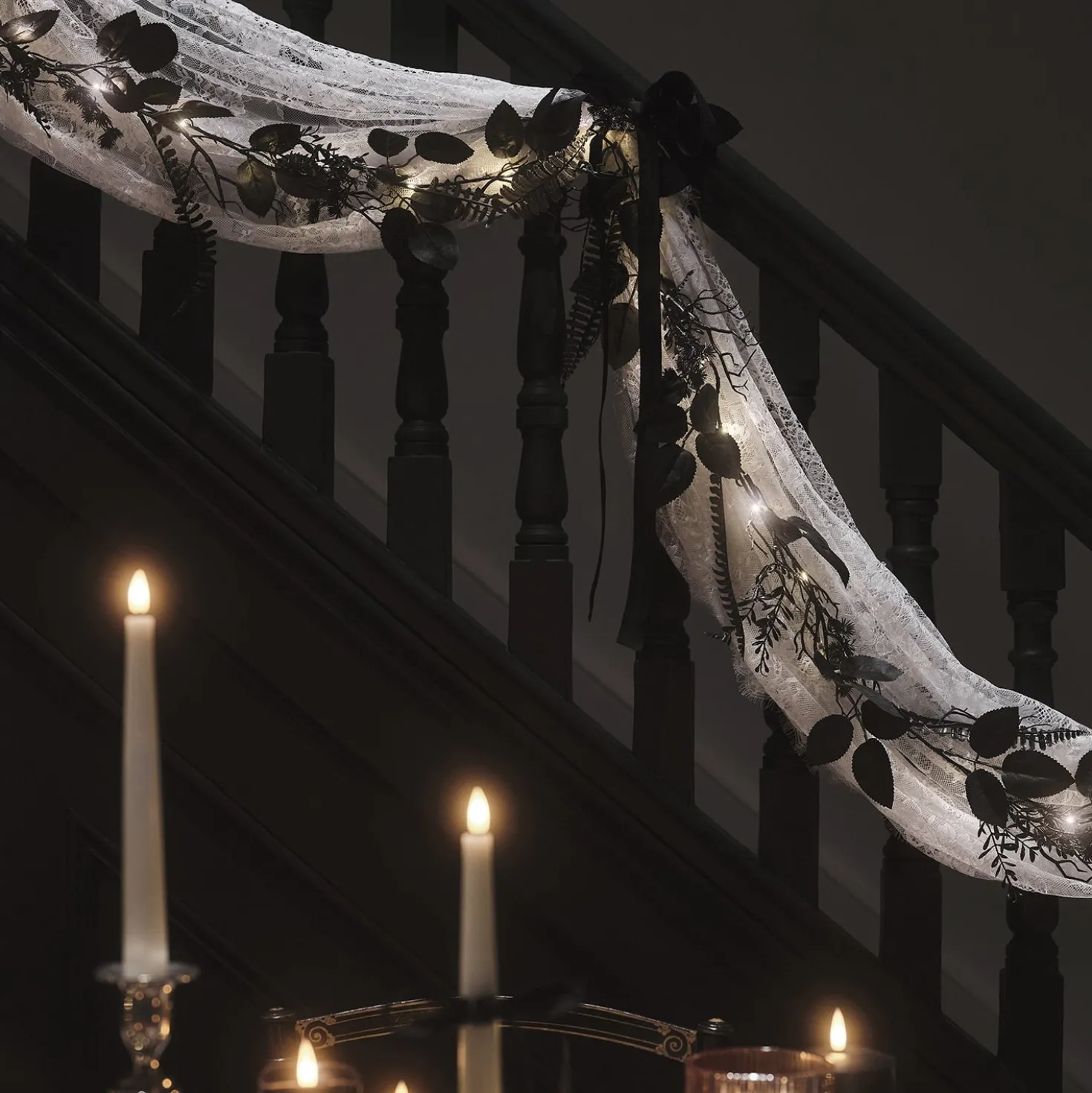 1,8m Halloweengirlande schwarzes Laub mit Beleuchtung
