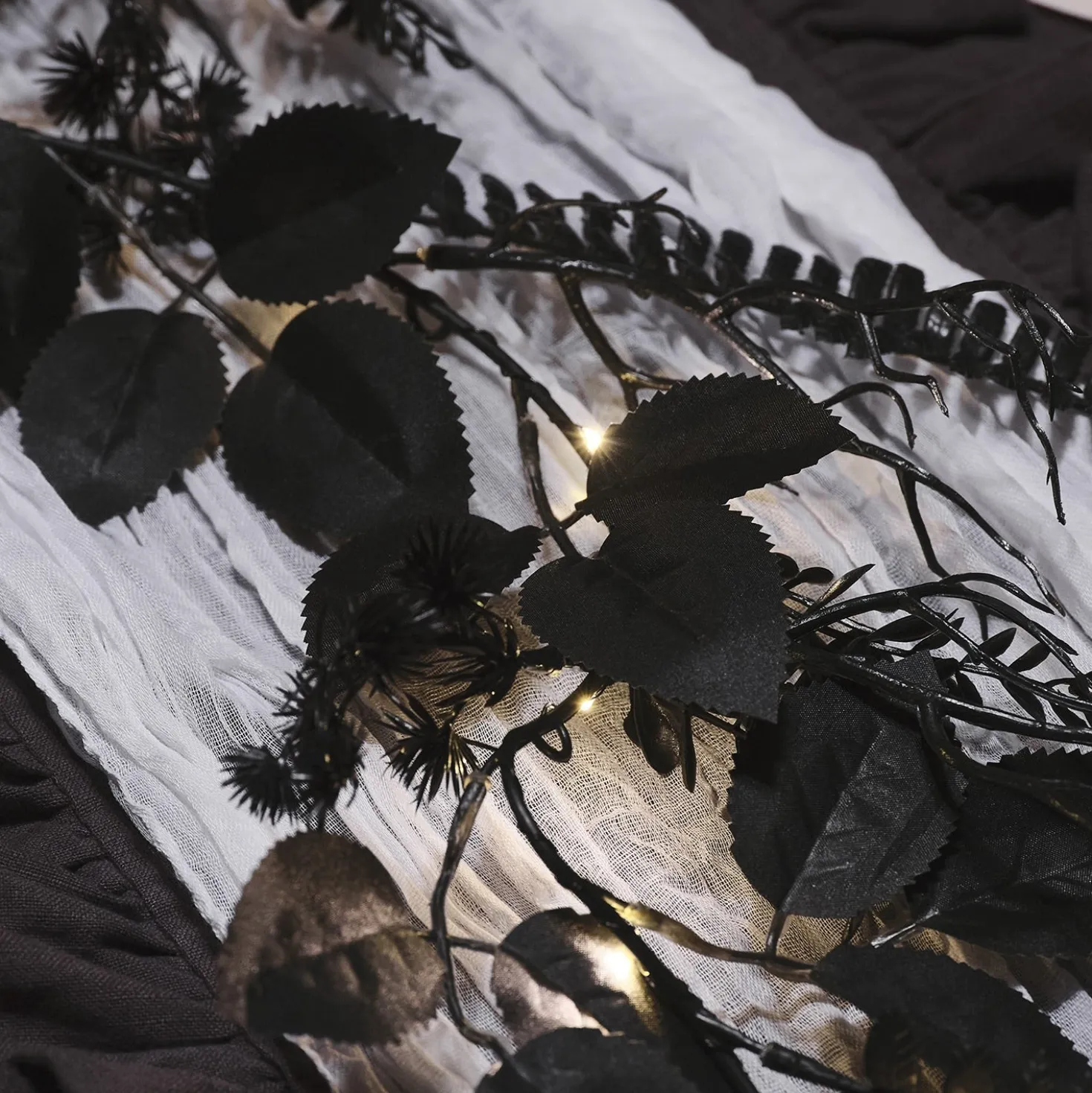 1,8m Halloweengirlande schwarzes Laub mit Beleuchtung