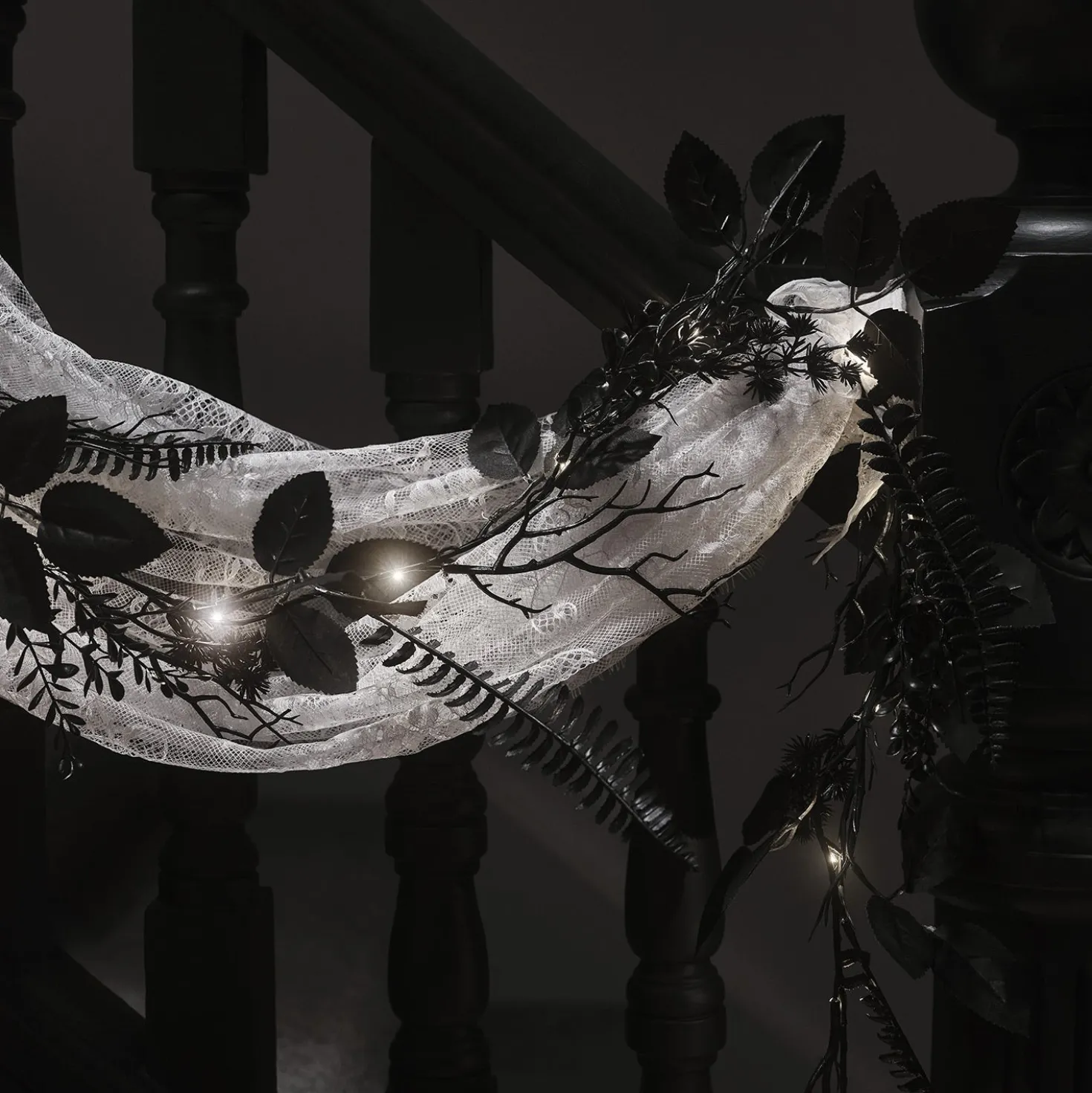 1,8m Halloweengirlande schwarzes Laub mit Beleuchtung