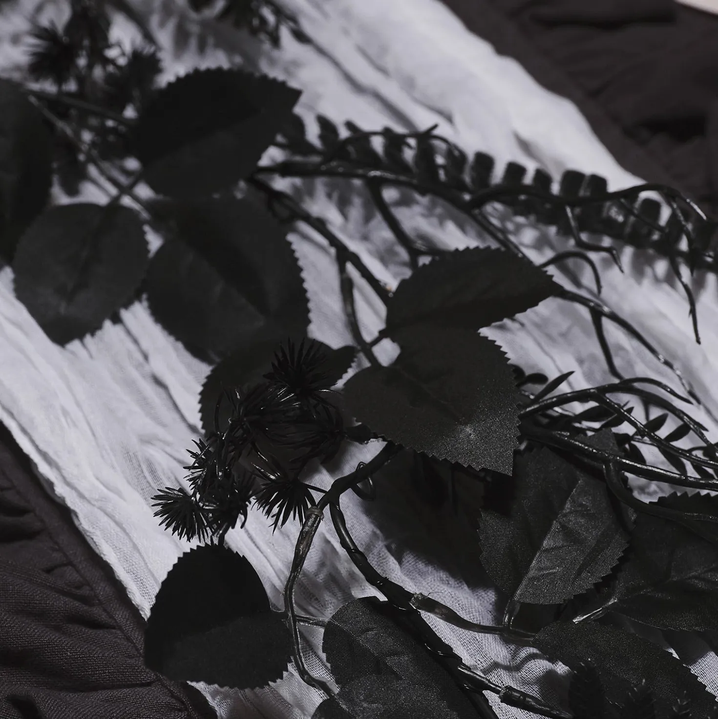 1,8m Halloweengirlande schwarzes Laub mit Beleuchtung