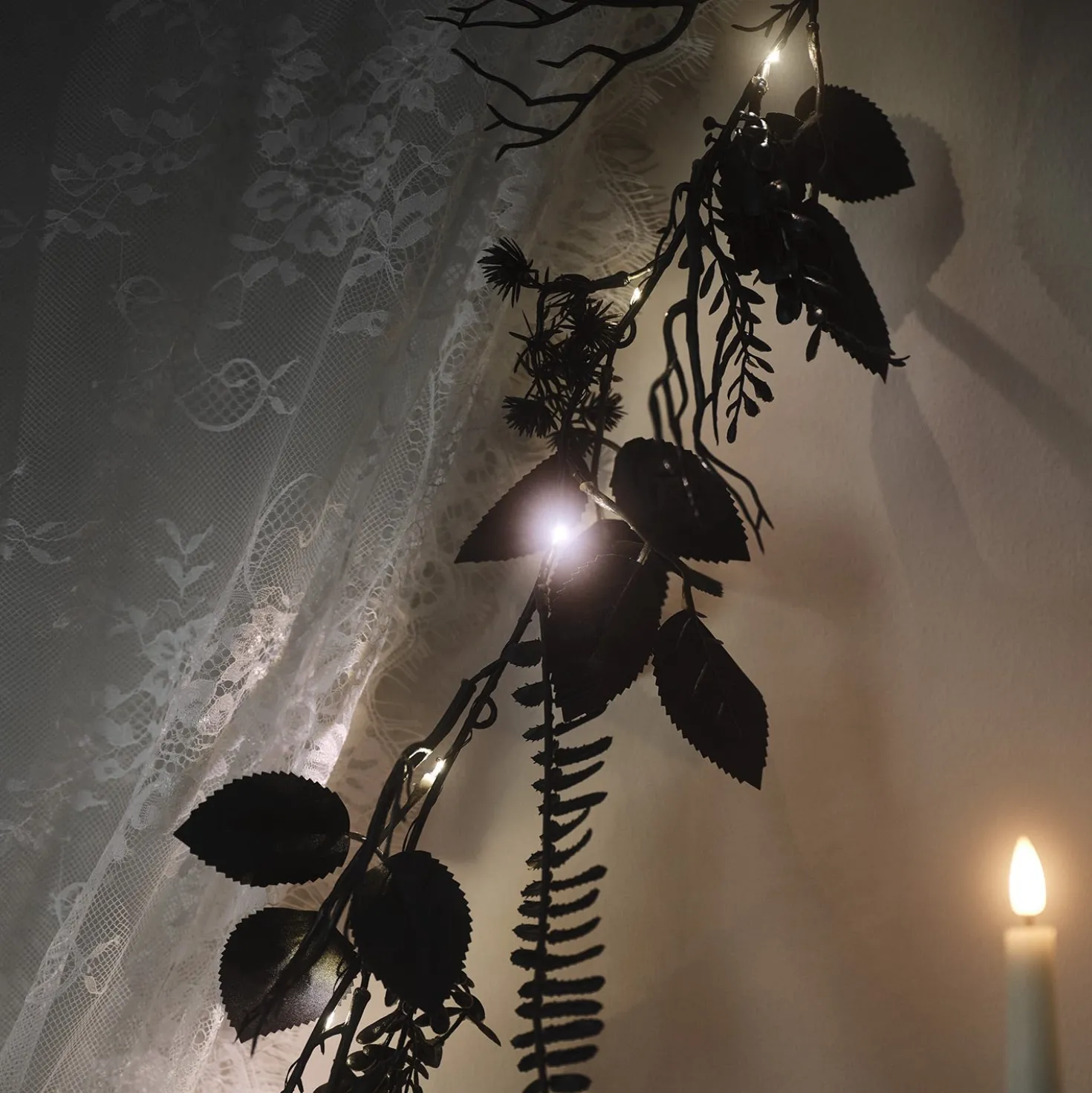 1,8m Halloweengirlande schwarzes Laub mit Beleuchtung
